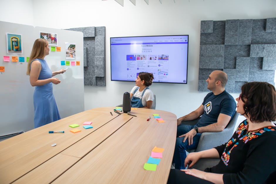 Účastníci kurzu počas editačnej session